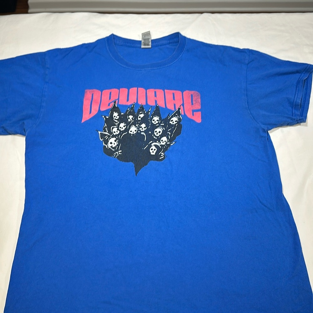 Men’s Graphic Tee
Size L
“Deviare”